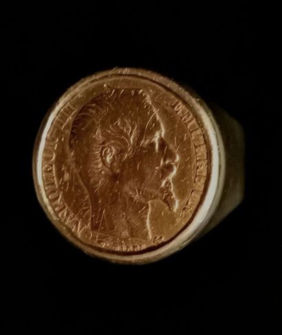 null Chevalière en or jaune ornée d'une pièce de 20 francs or Napoléon III.

19,96...