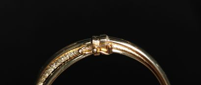 null Bracelet semi-rigide en or jaune.

D_6cm.

7,24 grammes