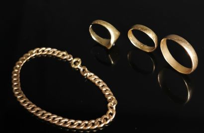 null Lot en or comprenant deux alliances joncs, une chevalière coupée et un bracelet...