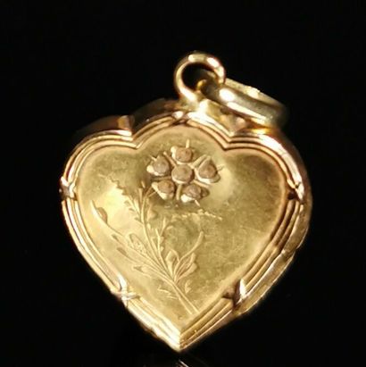 null Pendentif en or jaune figurant un coeur gravé d'une fleur.

1,50 gramme