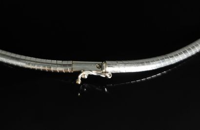 null 
Collier en or blanc à maille serpent.




15,58 grammes



L_44 cm 
