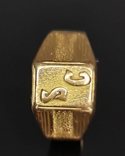 null Chevalière en or jaune monogrammée S.G.

Tour de doigt : 52.

4,30 grammes