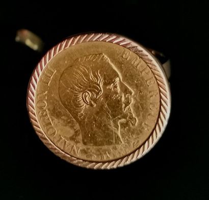 null Pièce de 10 francs or Napoléon III montée en bague. 

6,93 grammes