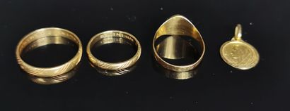 null Lot de bijoux en or comprenant deux anneaux, une chevalière monogrammée C.F....