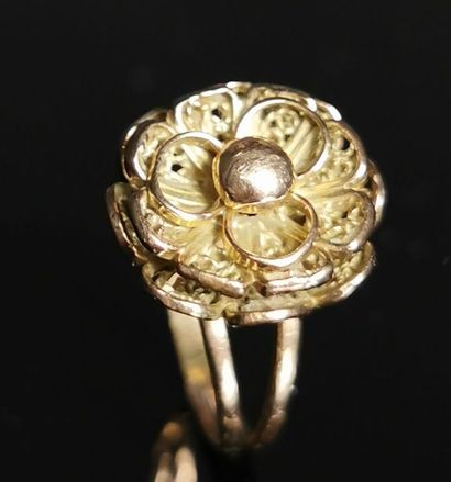 null Bague à deux anneaux en or jaune figurant une fleur.

Tour de doigt : 50.

4,44...
