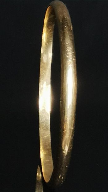 null 
Bracelet jonc en or jaune.




25,93 grammes



D_6.8 cm
