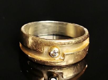 null Bague en or jaune ornée d'un diamant pesant environ 0.02 carat.

Tour de doigt...