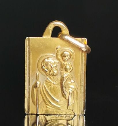 null Médaille en or jaune figurant St Christophe porteur du Christ.

Signée "Clauriot"...