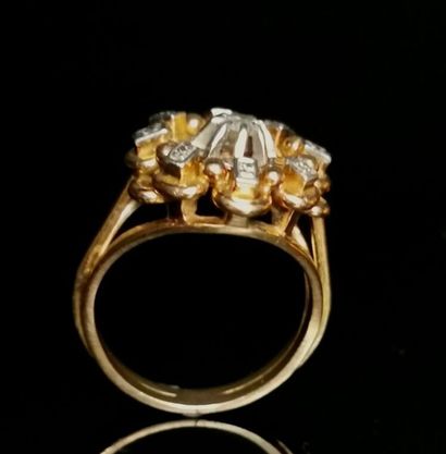 null Bague en or jaune ornée d'un diamant pesant environ 0.05 carat, entouré de huit...