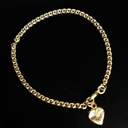 null Bracelet en or jaune orné d'un pendentif gravé figurant un coeur.

L_16cm.

2,05...