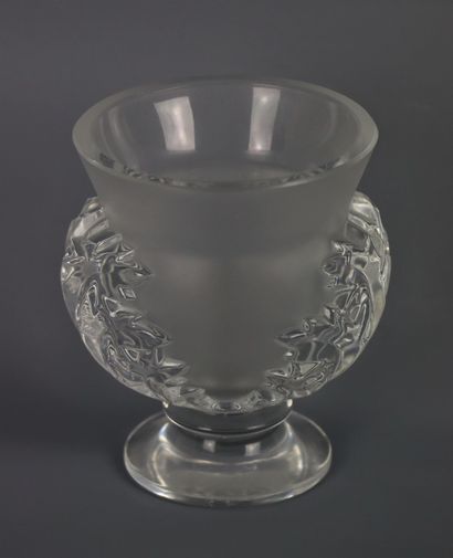 null LALIQUE France. 

Vase en verre moulé pressé, modèle Saint Cloud.

H_11.5 cm...