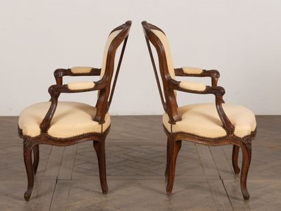 null Paire de fauteuils cabriolets en bois naturel mouluré et sculpté.

Epoque Louis...