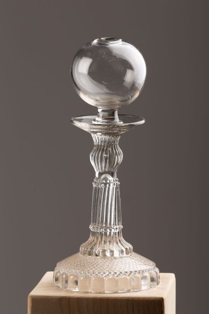 null Lampe à huile en cristal moulé.

XIXème siècle.

H_25,5 cm D_11 cm.