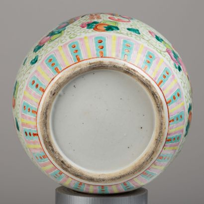 null CHINE.

Pot à gingembre couvert en porcelaine.

Fin du XIXème siècle.

Il repose...