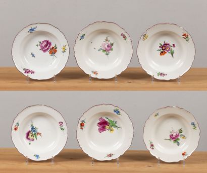 null MEISSEN.

Suite de six assiettes creuses en porcelaine à décor floral polychrome...
