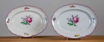 null MEISSEN.

Paire de plats ovales en porcelaine à décor floral polychrome et liseré...