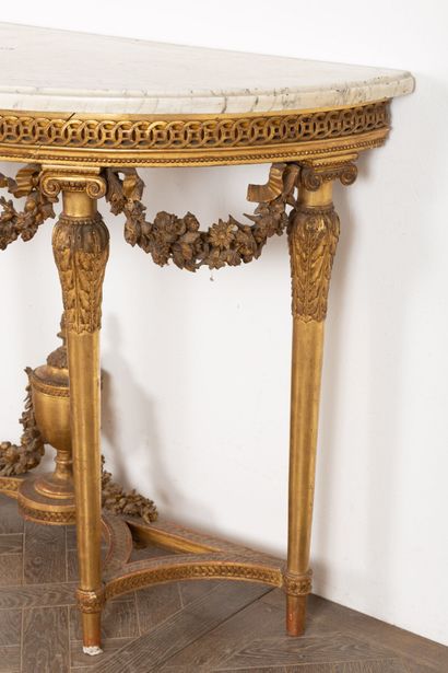 null Console demi-lune en bois doré et plateau de marbre.

Style Louis XVI.

H_93...