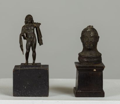 null Deux statuettes anciennes, l'une en bronze figurant un dieu grec, l'autre en...