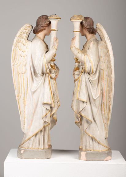 null Paire d'anges céroféraires en terre cuite polychrome.

XIXème siècle.

H_61...