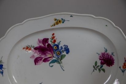 null MEISSEN.

Paire de grands plats ovales à contour en porcelaine à décor floral...