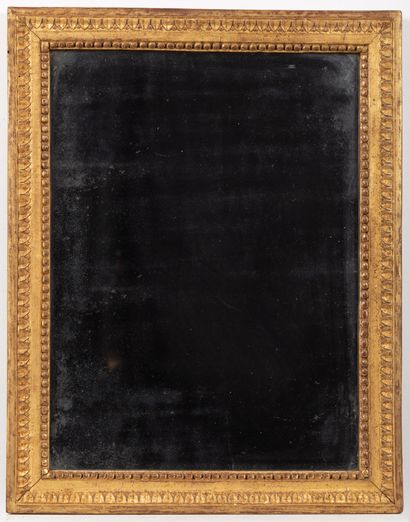null Miroir en bois sculpté et doré.

Epoque Louis XVI.

H_64 cm L_50 cm.