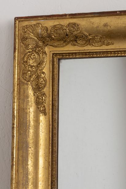 null Miroir de trumeau en bois et stuc doré à décor de palmettes.

Epoque Restauration.

H_149...