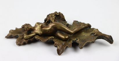 null Jean GARNIER (1853-c.1910).

Presse-papier en bronze doré, en forme de feuille...