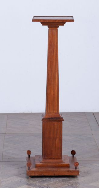 null Sellette en bois mouluré, de forme obélisque, ajustable en hauteur.

XIXème...