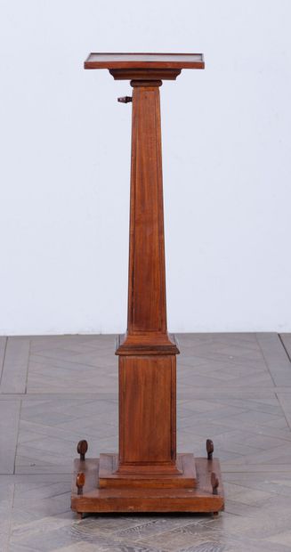 null Sellette en bois mouluré, de forme obélisque, ajustable en hauteur.

XIXème...
