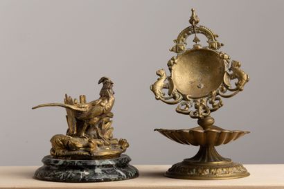 null Petit bronze au faisan formant pyrogène et porte-montre en laiton.

XIXème siècle.

H_12,5...