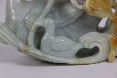 null CHINE.

Groupe en jade sculpté veiné de rouille figurant une canne et son caneton....