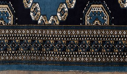 null ISPAHAN, vers 1970.

Tapis en laine noué main à décor de motifs géométriques...