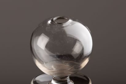 null Lampe à huile en cristal moulé.

XIXème siècle.

H_25,5 cm D_11 cm.