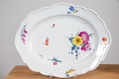 null MEISSEN.

Suite de trois plats ovales à contours en porcelaine à décor floral...