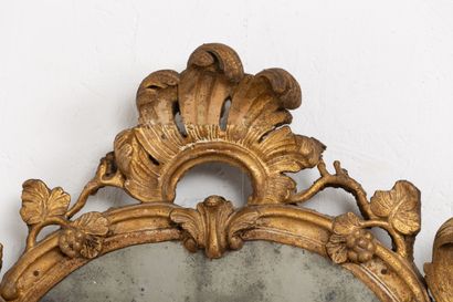 null Miroir en bois doré et sculpté de coquilles, pampres et vase fleuri. 

XVIIIème...