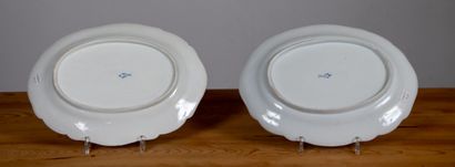 null MEISSEN.

Paire de plats ovales en porcelaine à décor floral polychrome et liseré...