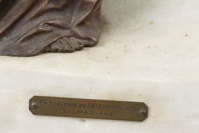 null Julien CAUSSE (Bourges 1869-après 1929).

Jeune femme dénudée, à l'écriture.

Bronze...
