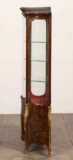 null Vitrine en marqueterie de bois de placage et ornementation de bronze doré.

Elle...