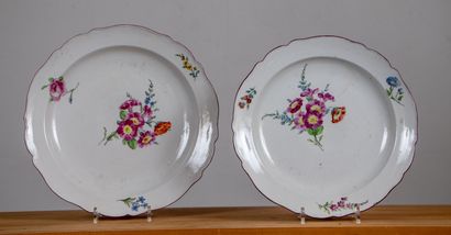 null MEISSEN.

Paire de plats circulaires en porcelaine à décor floral polychrome...