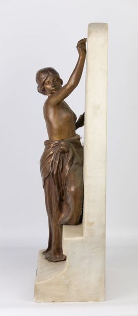 null Julien CAUSSE (Bourges 1869-après 1929).

Jeune femme dénudée, à l'écriture.

Bronze...