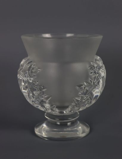 null LALIQUE France. 

Vase en verre moulé pressé, modèle Saint Cloud.

H_11.5 cm...