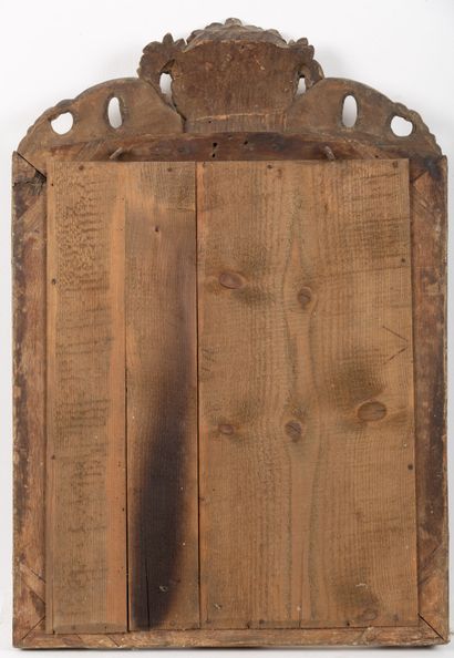 null Miroir en bois sculpté et doré.

XVIIIème siècle, le miroir fendu.

H_66 cm...