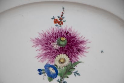 null MEISSEN.

Ensemble de trois plats ovales à contours en porcelaine à décor floral...
