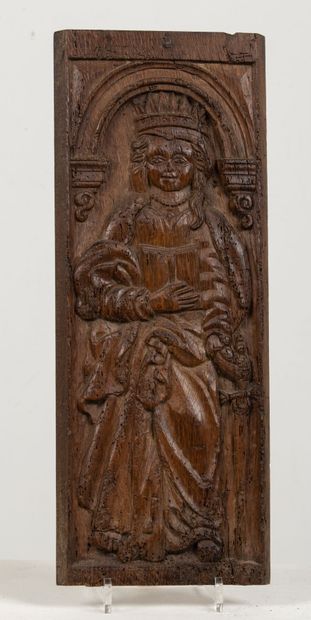 null Panneau de coffre en bois sculpté figurant une sainte femme couronnée, tenant...
