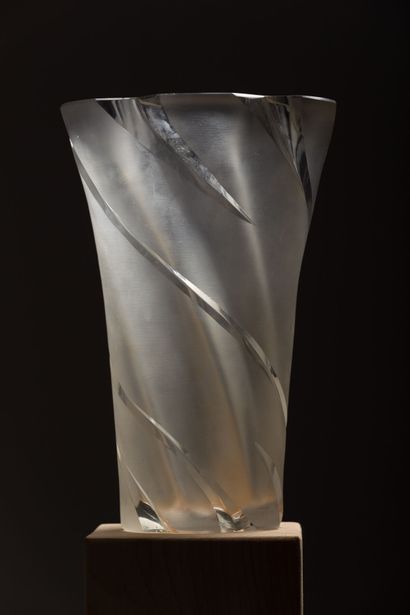 null LALIQUE France.

Vase en cristal, modèle Narcisse.

H_27,5 cm L_18,5 cm, ég...
