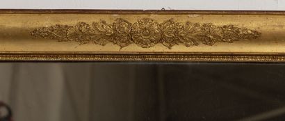 null Miroir de trumeau en bois et stuc doré à décor de palmettes.

Epoque Restauration.

H_149...