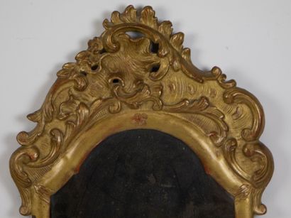 null Miroir à fronton en bois sculpté, ajouré et redoré.

 XVIIIème siècle, la dorure...