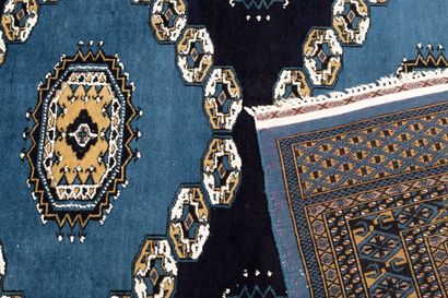 null ISPAHAN, vers 1970.

Tapis en laine noué main à décor de motifs géométriques...