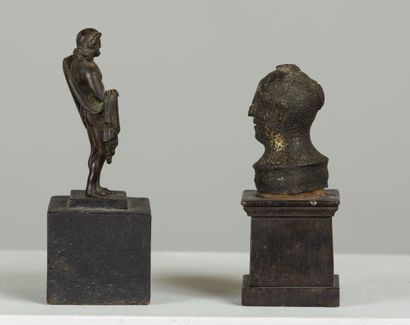 null Deux statuettes anciennes, l'une en bronze figurant un dieu grec, l'autre en...