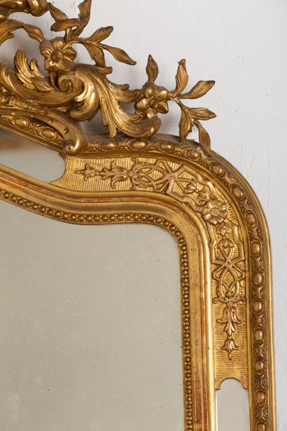 null Miroir en bois doré à canaux et frises d'oves.

Epoque XIXème siècle.

H_162,5...